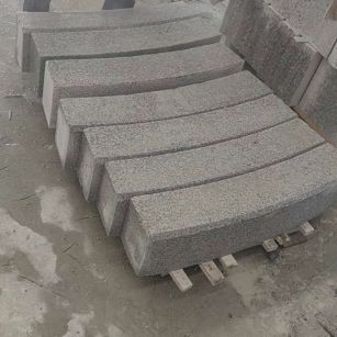 大庆芝麻白弧形路牙石